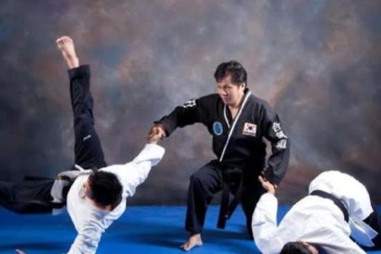 Salah satu gerakan dalam hapkido. Hapkido adalah olahraga bela diri asal Korea Selatan.