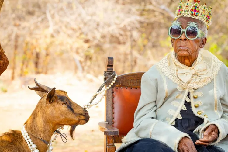 Nenek fashion icon, Margret Chola dalam sebuah sesi photoshoot yang bertajuk GOAT (Greatest of All Time).