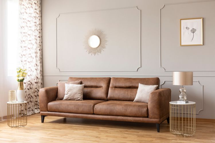 Ilustrasi sofa kulit berwarna cokelat
