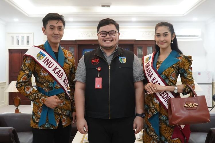 Bupati Kediri Hanindhito Himawan Pramana bersama Duta Wisata Inu Kirana Kabupaten Kediri, Praska Arwi dan Aida Fathiyya. 