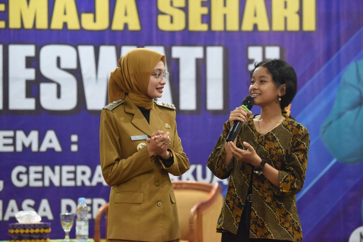 Wali Kota Kediri Vinanda Prameswati membuka Sekolah Remaja Sehari Pendidikan Remaja Putri Menuju Self Management Wanita Positif (Prameswati) di Ruang Joyoboyo Kantor Pemerintah Kota Kediri, Selasa (18/11/2025). 