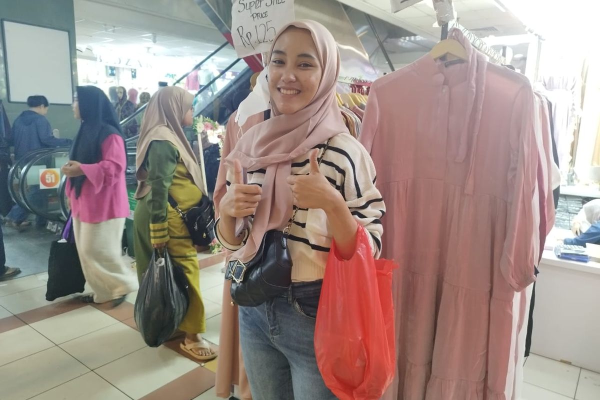 Warga Tangerang Evin (21) saat berbelanja di Pasar Tanah Abang Blok A, Jakarta Pusat, Senin (1/4/2024).