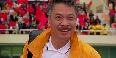 Ng Man-tat saat bermain sebagai pelatih sepak bola dalam film Shaolin Soccer