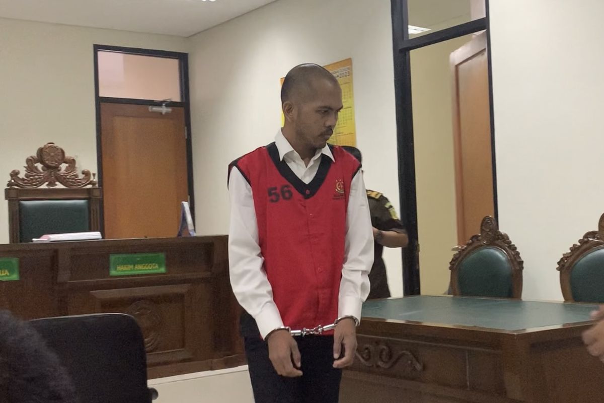 Ecky memasuki ruang persidangan di Pengadilan Negeri (PN) Cikarang, Senin (11/9/2023). Tangannya masih terborgol dan memakai rompi tahanan bertuliskan Tahanan Kejaksaan Negeri Kabupaten Bekasi 156.