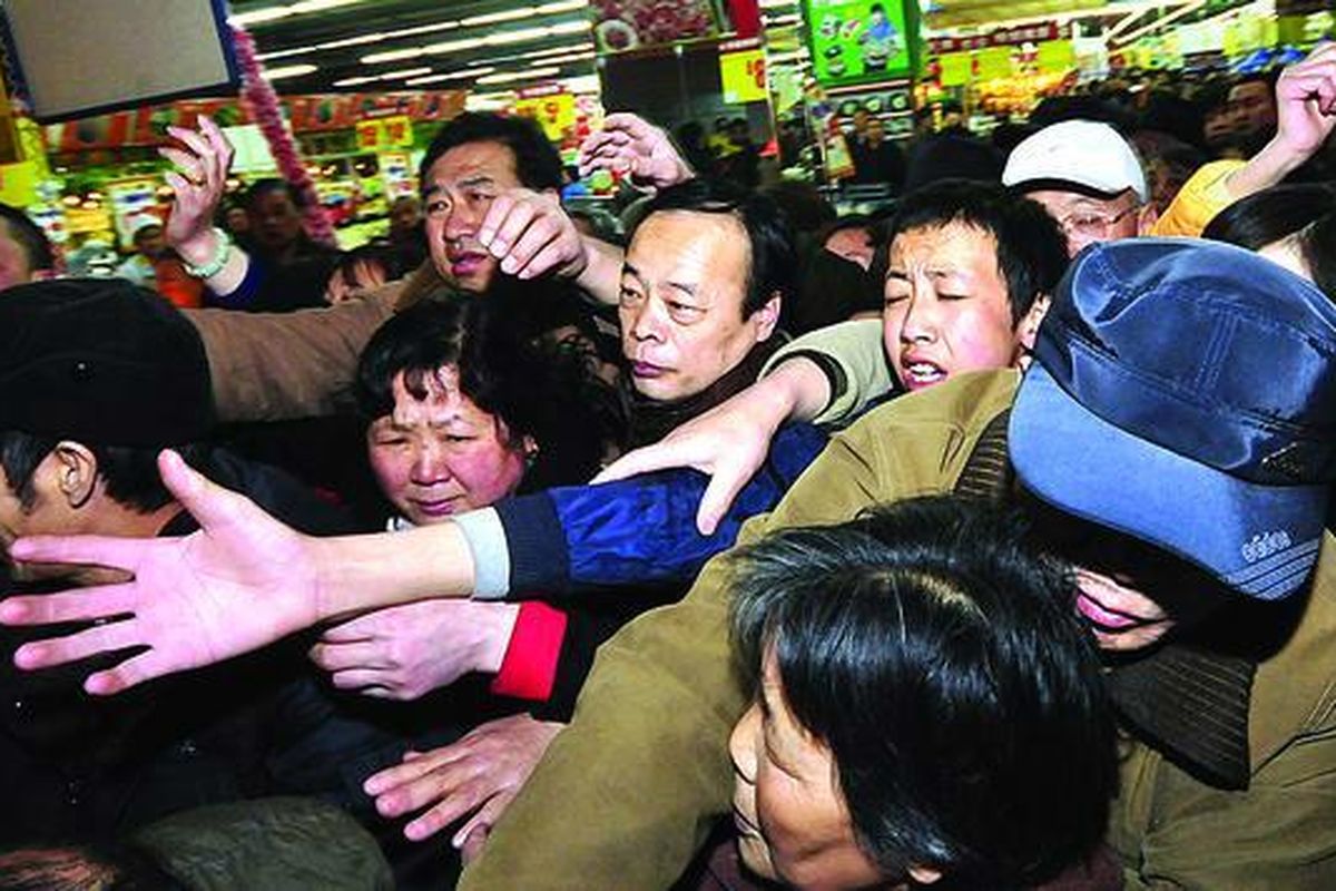 Warga Lanzhou di barat laut China, Kamis (17/3), berebut membeli garam beryodium di sebuah supermarket. Mereka percaya garam seperti itu bisa digunakan untuk menangkis paparan radiasi nuklir menyusul gempa dan tsunami yang menyebabkan bencana baru radiasi nuklir, karena terganggunya reaktor Pembangkit Listrik Tenaga Nuklir Fukushima Daiichi di negara tetangga mereka, Jepang.