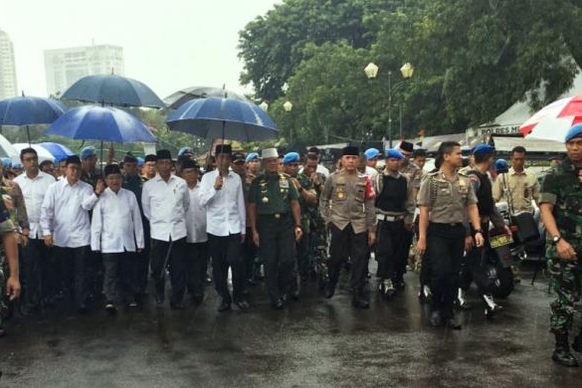 Presiden Jokowi dan Wakil Presiden Jusuf Kalla menuju Lapangan Monas untuk melaksanakan Shalat Jumat bersama massa doa bersama.