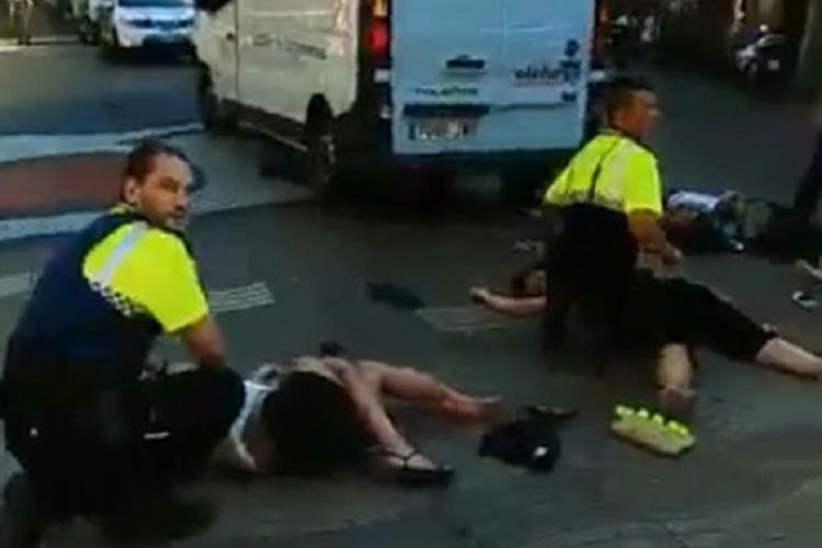 Para korban serangan teror dengan mobil van di Barcelona, Spanyol, Kamis (17/8/2017), tergetak di jalan dan sedang dalam pertolongan polisi.