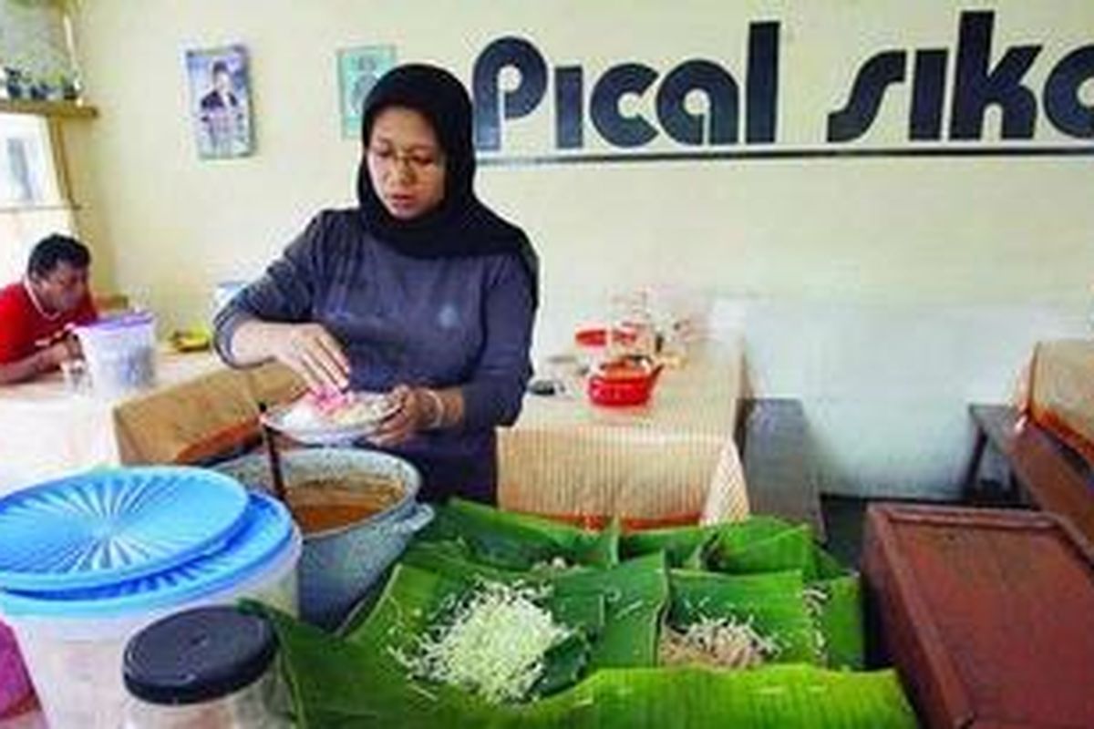 Nelly, salah satu penerus bisnis warung Pical Sikai di Bukittinggi, Sumatera Barat, sedang melayani pembeli, Jumat (23/4/2010).
