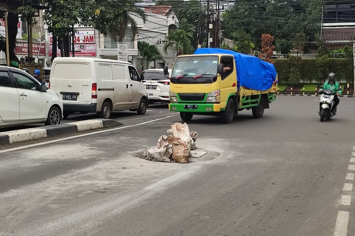 Beberapa karung berisi pasir dan semen berada di tengah Jalan Pejaten Barat, Pasar Minggu, Jakarta Selatan, pada Selasa (3/1/2023). 