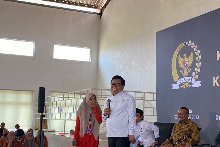 Bakal calon wakil presiden Muhaimin Iskandar atau Cak Imin di depan buruh rokok Sigaret Kretek Tangan (SKT) PR. IndoKretek, Sidorejo, Malang, Jawa Timur, Senin (30/10/2023). 