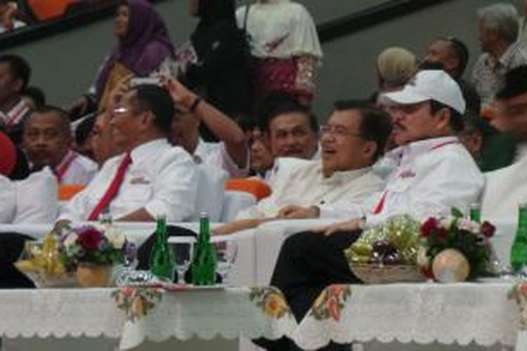 Sekretaris Dewan Kehormatan Partai Demokrat TB Silalahi nampak berbincang dengan Jusuf Kalla yang diusung poros PDI Perjuangan menjadi calon wakil presiden, Sentul, Bogor, Jawa Barat, Sabtu (31/5/2014).