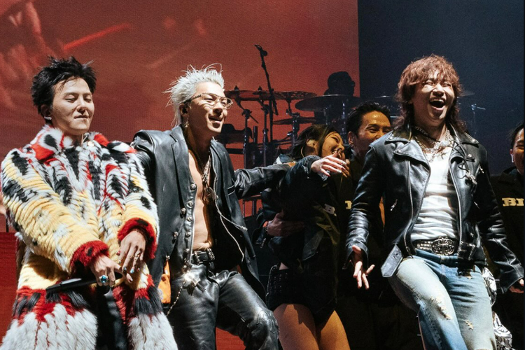 Penampilan BIGBANG di Coachella 2026 (12/4/2026). Busana para artis di Coachella 2026 tampil semakin berani dan tidak biasa, mulai dari outfit unik hingga gaya yang jauh dari kehidupan sehari-hari.