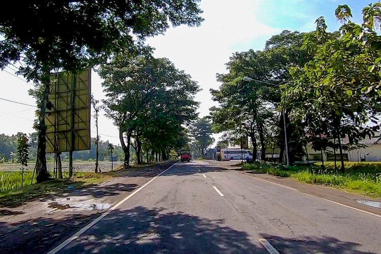 Jalan menyempit usai Caruban, Jawa Timur, April 2022.