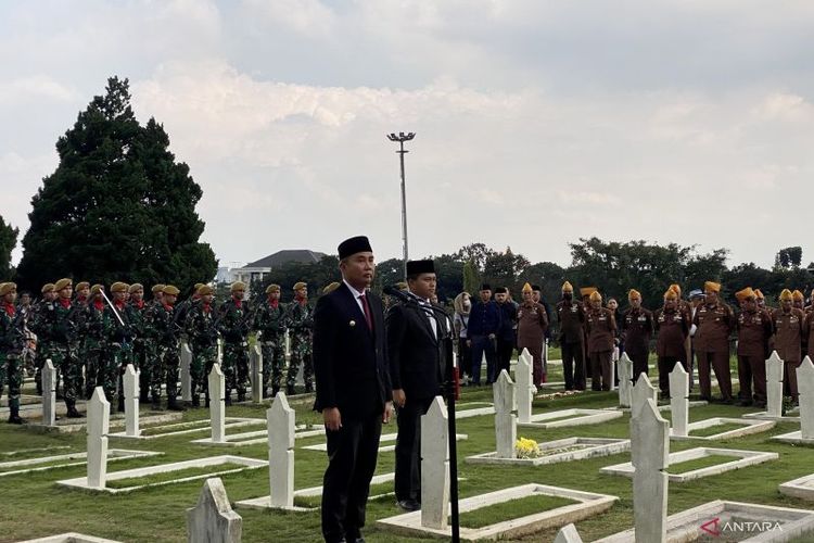 Penjabat Gubernur Jawa Barat Bey Triadi Machmudin saat memimpin prosesi pemakaman Solihin GP di Taman Makan Pahlawan (TMP) Cikutra, Kota Bandung, Jawa Barat, Selasa (5/3/2024). 