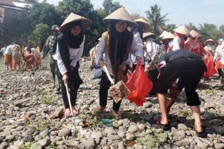 Ratusan siswa Sekolah Menengah Kejuruan Negeri (SMKN) III Jember, Jawa Timur, mengambil sampah di aliran Sungai Bedadung, Senin (10/11/2014). Aksi sosial tersebut dilakukan dalam rangka memperingati hari pahlawan. 