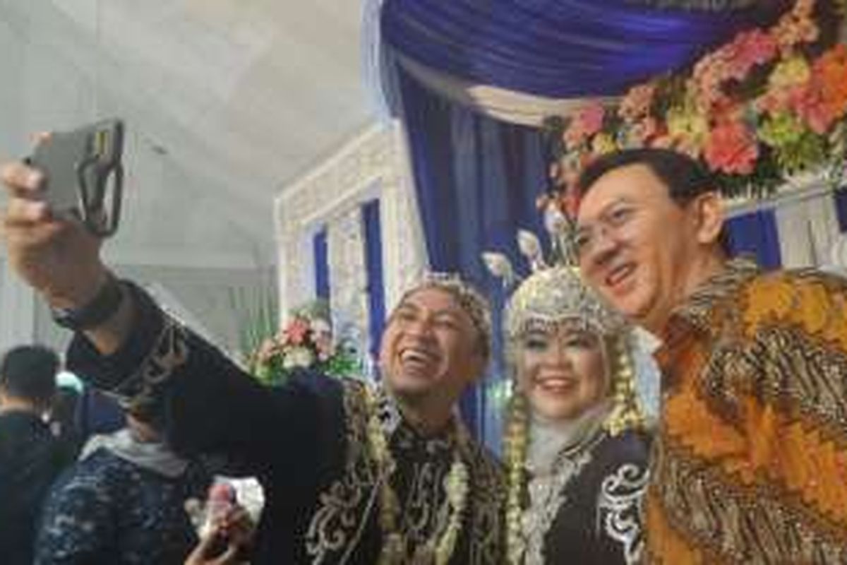 Sepasang pengantin melakukan 