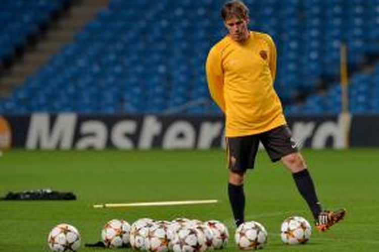 Pelatih AS Roma, Rudi Garcia, memimpin sesi latihan tim di Etihad Stadium, Senin (29/9/2014), yang merupakan bagian persiapan melawan Manchester City, pada matchday kedua Grup E Liga Champions, di stadion tersebut, Selasa (30/9/2014).