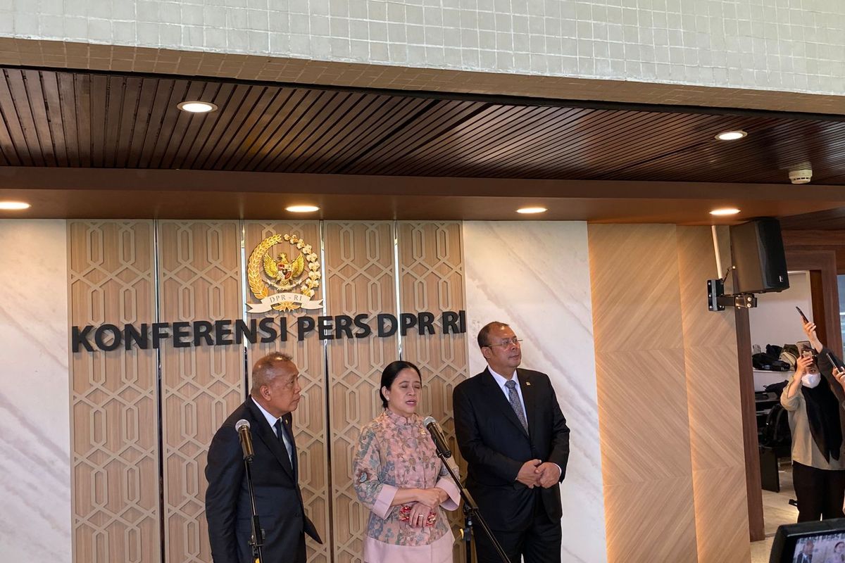 Ketua DPR RI Puan Maharani (tengah) hadir dalam konferensi pers pasca Rapat Paripurna dengan agenda tunggal tanggapan pemerintah atas pandangan fraksi-fraksi terkait RUU Pertanggungjawaban APBN 2024 di Kompleks Parlemen, Senayan, Jakarta Pusat, Selasa (15/7/2025).