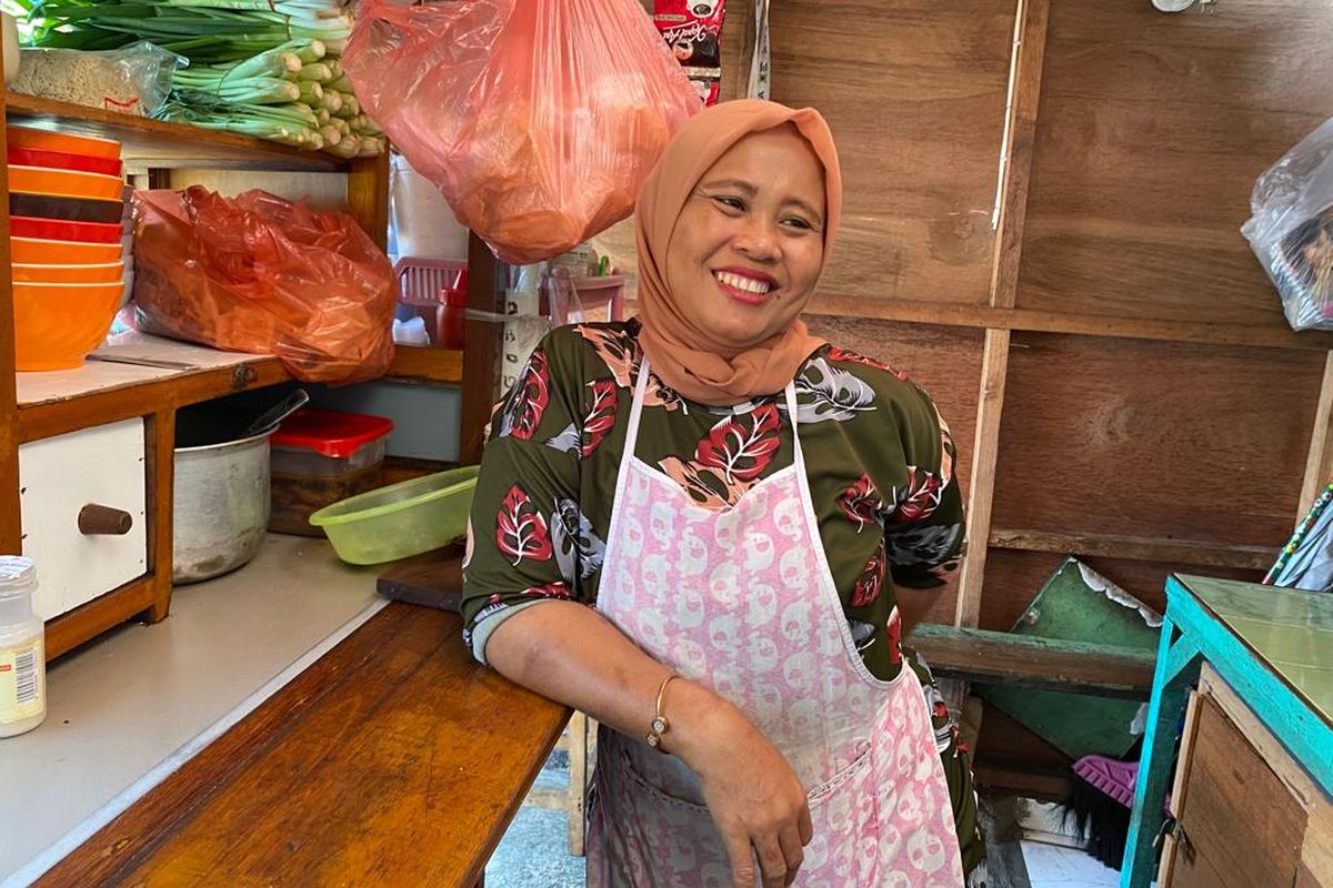 Siti Khodijah, pedagang mi ayam di kawasan Palmerah, Jakarta Barat saat ditemui pada Jumat (17/3/2023). 