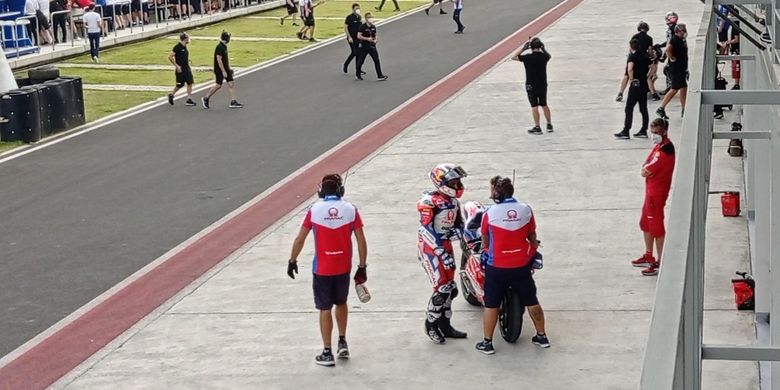 Pembalap MotoGP pada hari kedua tes pramusim di Sirkuit Mandalika, Sabtu (12/2/2022).