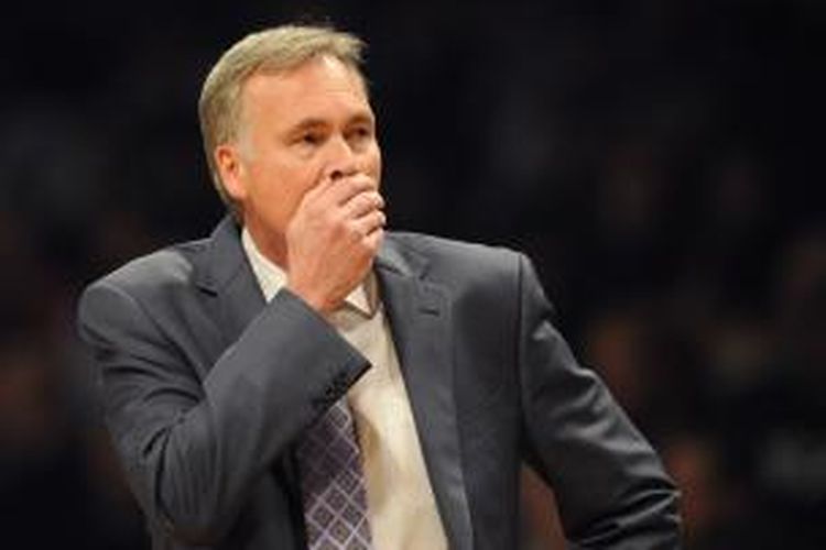 Pelatih Los Angeles Lakers, Mike d'Antoni memperhatikan para pemainnya yang bertanding melawan Brooklyn Nets pada lanjutan kompetisi NBA di Barclays Center, Rabu (27/11/2013).