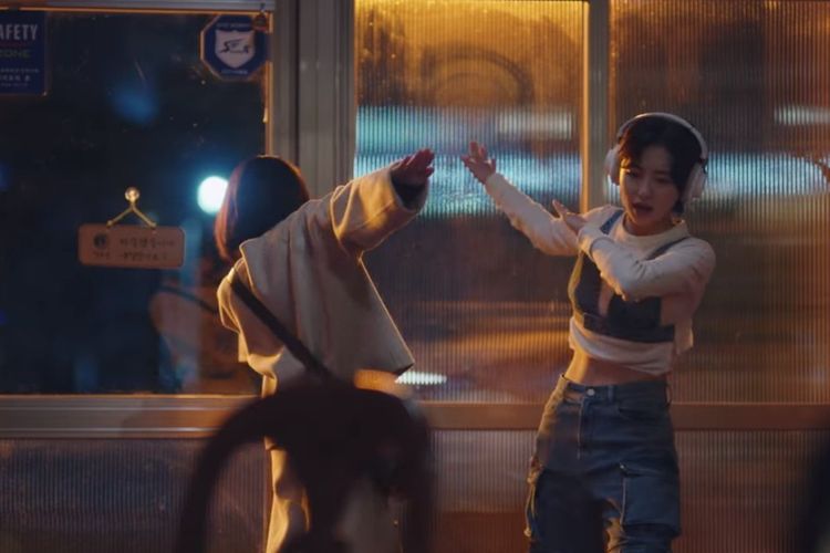 Adegan di drama Korea terbaru Extraordinary Attorney Woo yang menampilkan Woo Young Woo (kiri) melakukan salam dengan sahabatnya Dong Geu Rami.