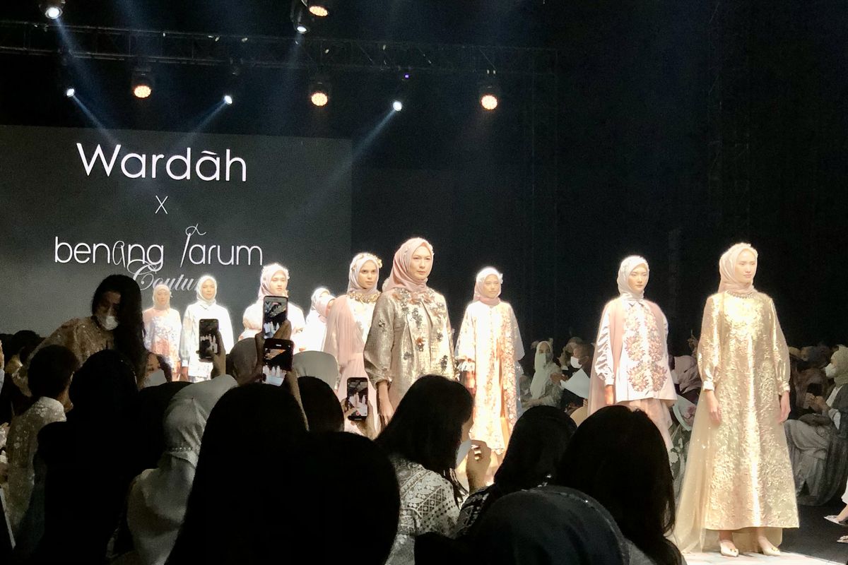 Benang Jarum di panggung Beauty and Modest Fashion MUFFEST+ 2022 pada 23 April 2022 di The Ritz Carlton, Pasific Place, Jakarta.