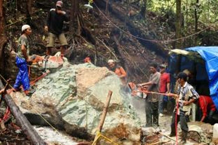 Batu giok seberat 20 ton yang ditemukan warga dikawasan hutan lindung layaknya dijakan monumen atau icon Kabupaten Nagan Raya yang dikenal sebagai satu-satunya wilayah penghasil batu giok termegah yang ada di Aceh.