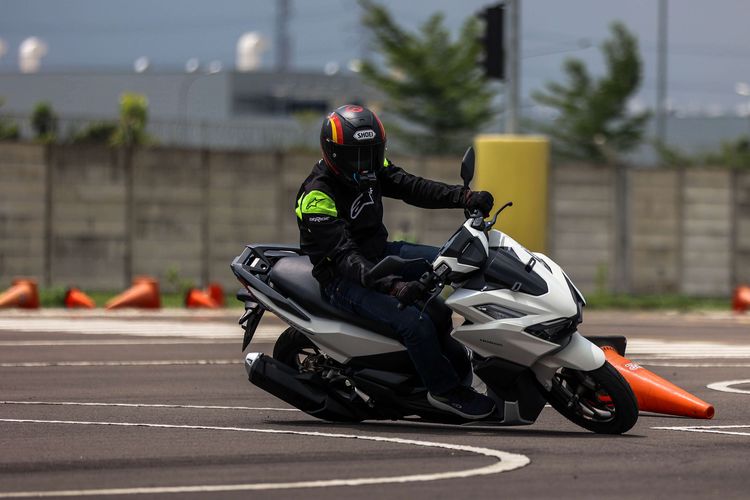 Wartawan saat melakukan test ride All New Honda Vario 160 saat peluncuran di AHM Safety Riding and Training Center, Cikarang, Jawa Barat, Rabu (2/2/2022). Vario 160 tipe CBS dibanderol Rp 25.800.000 sedangkan tipe ABS dibanderol Rp 28.500.000. Semua harga on the road (OTR) DKI Jakarta.