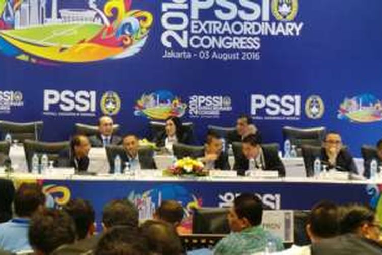 Ketua Umun PSSI, Hinca Pandjaitan (tengah), memimpin Kongres Luar Biasa (KLB) di Hotel Mercure, Ancol, Rabu (3/8/2016). 
