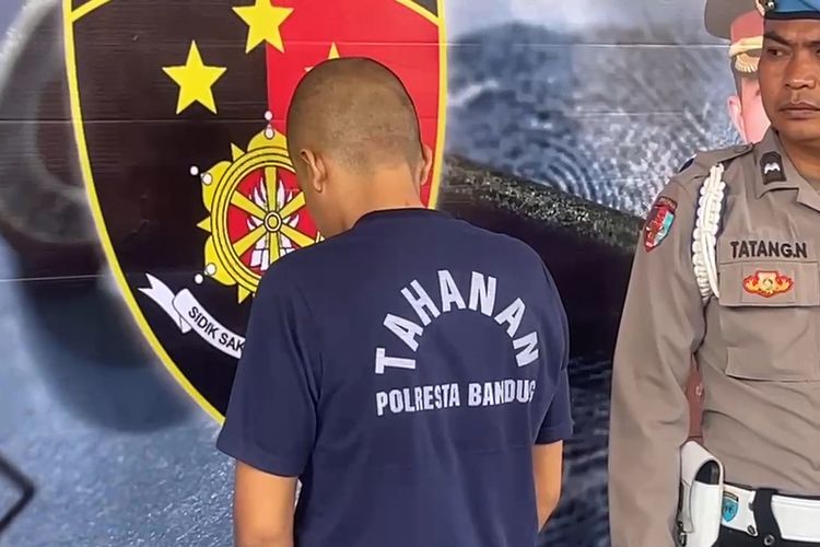 Kapolresta Bandung Kombes Pol Aldi Subartono saat melakukan gelar perkara di Mapolresta Bandung terkait pembunuhan di DesaSayati, Kecamatan Margahayu, Kabupaten Bandung, Jawa Barat, Senin (27/1/2025)