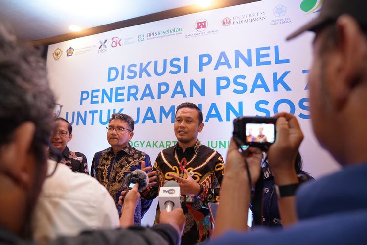 Direktur Keuangan BPJS Ketenagakerjaan Asep Rahmat Suwandha dalam diskusi panel PSAK 74 untuk jaminan sosial di Yogyakarta, Jumat (16/6/2023).
