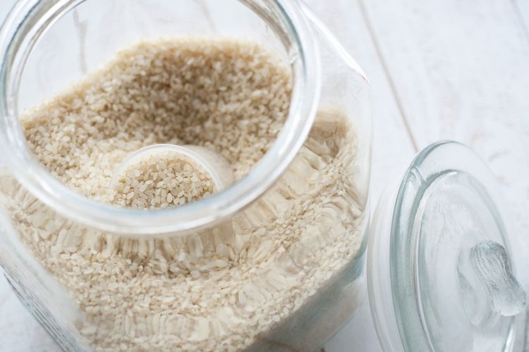 Ilustrasi beras, menyimpan beras, wadah penyimpanan beras. 