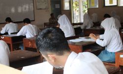 Rapor Pendidikan 2023: Kemampuan Literasi Murid Turun di Tingkat SMA