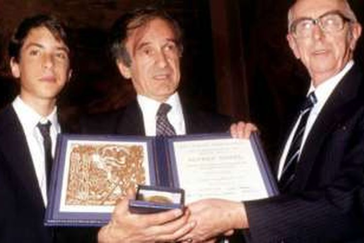 Pada 1986, Elie Wiesel (tengah) dianugerahi hadiah Nobel Perdamaian atas peran dan sikapnya yang lantang menentang kekerasan, penindasan dan rasisme. 