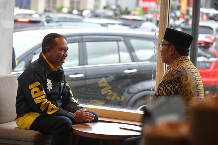 Menpora Zainudin Amali berdiskusi ringan dengan Gubernur Jawa Barat Ridwan Kamil di salah satu gerai kopi di Kota Bandung pada Minggu (6/3/2022).
