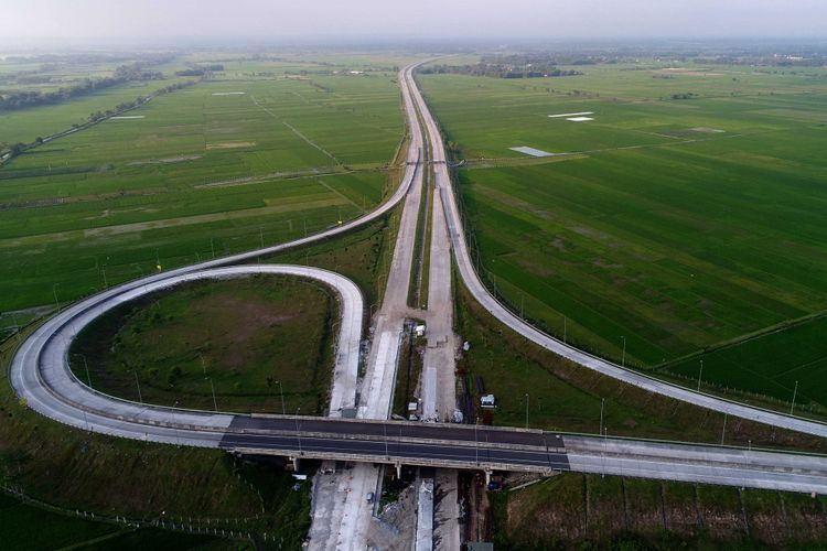 Suasana Simpang Susun Bandar di Tol Kertosono-Mojokerto, Jawa Timur, Minggu (18/6/2017). Tol Kertosono-Mojokerto termasuk dalam jaringan Tol Trans-Jawa dan Jalan tol ini dirancang sepanjang 40,5 kilometer.