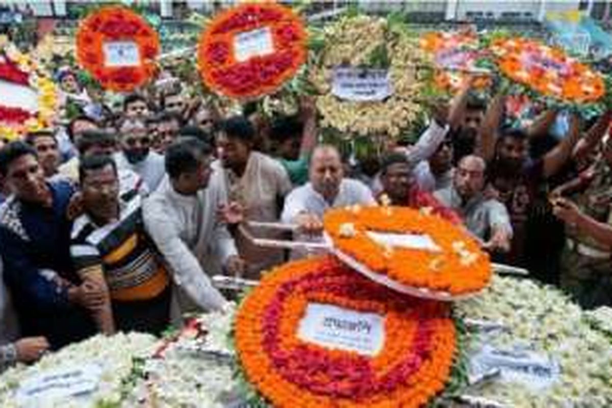 Warga masyarakat meletakkan karangan bunga tanda simpati atas korban serangan teror di Dhaka, Banglades.