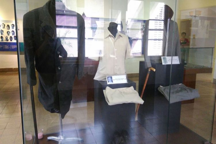Vitrin yang memajang mantel Tuxedo dan tongkat milik Anang Abdul Hamidhan (paling kiri) di Museum Perumusan Naskah Proklamasi, Menteng, Jakarta, Minggu (13/8/2017).