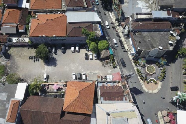 Kondisi lahan eks Sari Club saat ini dijadikan tempat parkir di kawasan Kuta yang ramai. (ABC News/Phil Hemingway)