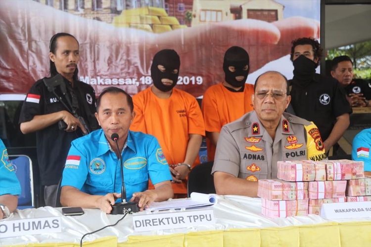 Dua pelaku peredaran narkoba (bertopeng) yang melakukan tindak pidana pencucian uang (TPPU) untuk menyamarkan kekayaannya dari hasil penjualan narkoba saat dirilis BNN di Makassar, Kamis (18/9/2019).
