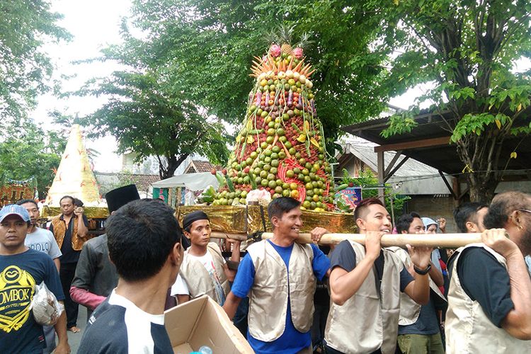 Salah satu gunungan besar berisi buah-buahan dan sayuran, saat diarak warga Desa Pongangan, Kecamatan Manyar, Gresik, Jawa Timur dalam Peringatan Haul KH Syafii, Selasa (16/1/2018).