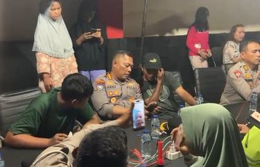Suasana warga menelpon keluarganya di  titik layanan darurat Starlink di Kabupaten Tapteng, Sumut, Sabtu (29/11/2025).  