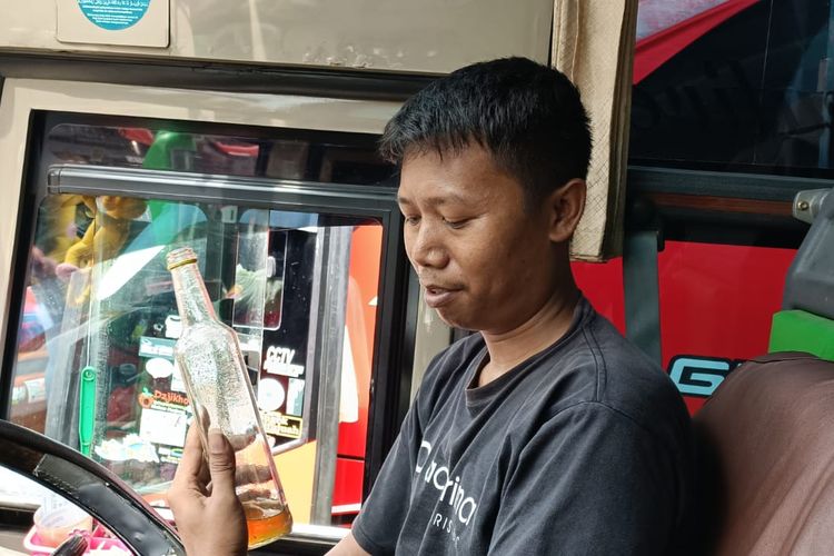Wakhid Setyawan (32), pramudi dari PO Bus Adhi Prima jurusan Bekasi-Palembang saat ditemui Kompas.com di Terminal Induk Kota Bekasi, Rabu (19/4/2023).