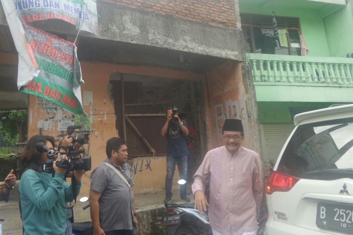 Cawagub DKI Djarot Saiful Hidayat melaksanakan sholat Jumat di Masjid Al Atiq, Tebet, Junat (14/4/2017). 