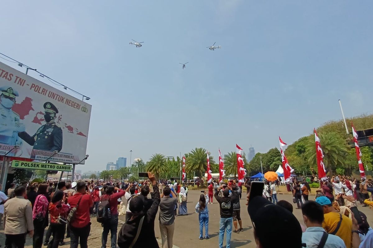 Suasana saat atraksi pesawat di Monas, Jakarta Pusat, Kamis (17/8/2023).