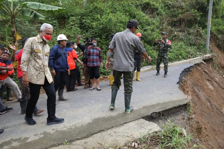 Gubernur Jawa Tengah Ganjar Pranowo meninjau lokasi jalan yang putus akibat longsor di Desa Samudra Kulon, Kecamatan Gumelar, Kabupaten Banyumas, Rabu (23/11/2022).