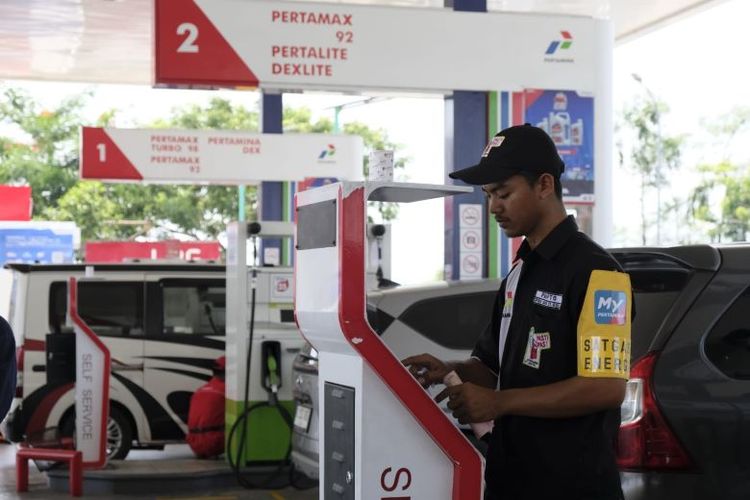 Petugas siap siaga melayani di SPBU milik Pertamina.