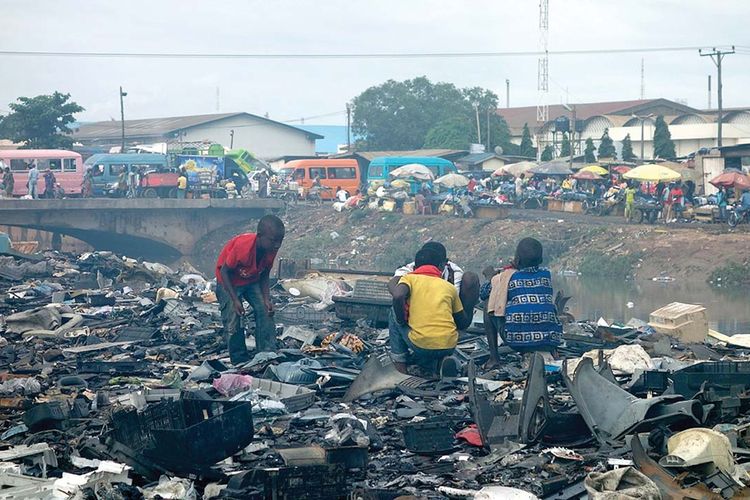 Pemandangan tempat pembuangan limbah di Lagos, Nigeria