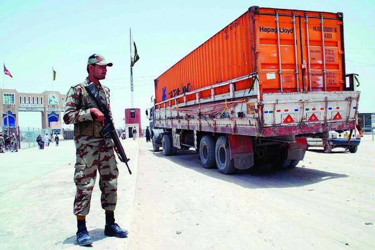 Truk pertama yang membawa suplai logistik pasukan NATO melintasi perbatasan dari Pakistan menuju Afganistan di Chaman, Pakistan, di bawah kawalan ketat tentara penjaga perbatasan, Kamis (5/7). Truk yang membawa suplai logistik NATO ke Afganistan bisa berjalan setelah Islamabad menghentikan blokade penutupan perbatasan yang berlangsung selama tujuh bulan. Pakistan menutup perbatasan darat mereka dengan Afganistan sebagai protes atas tewasnya 24 prajurit mereka oleh serangan pesawat udara Amerika Serikat, November  2011.